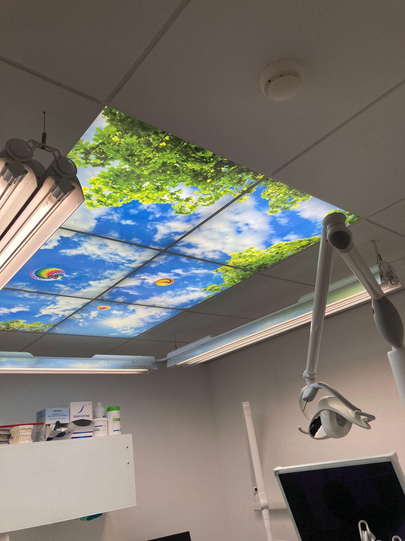 Wolkenplafond boven een tandartsstoel